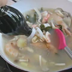 Cách làm canh Tom Yum nấm Thái