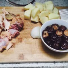 Cách làm gà hầm nấm hương