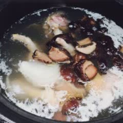 Cách làm gà hầm nấm hương