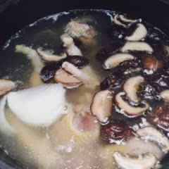 Cách làm gà hầm nấm hương
