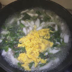 Cách nấu súp bánh gạo trứng chiên và rau nấm