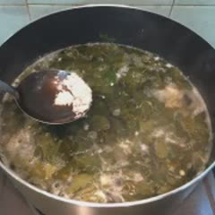 Cách làm trứng cá ngát nấu canh chua lá giang