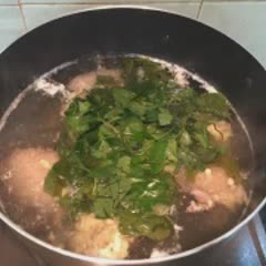 Cách làm trứng cá ngát nấu canh chua lá giang