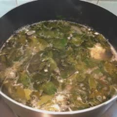 Cách làm trứng cá ngát nấu canh chua lá giang