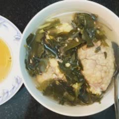 Cách làm trứng cá ngát nấu canh chua lá giang