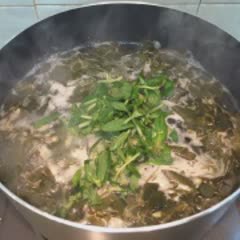 Cách làm trứng cá ngát nấu canh chua lá giang