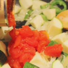 Cách nấu Bí ngòi xào sốt cà chua