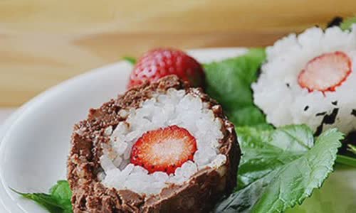 Cách Làm Cơm Nắm Dâu Tây Bọc Chocolate Thơm Ngon
