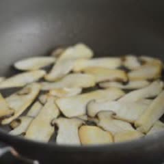 Cách làm nấm đùi gà xào bơ cay thơm