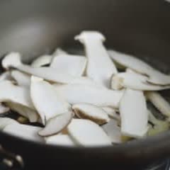 Cách làm nấm đùi gà xào bơ cay thơm