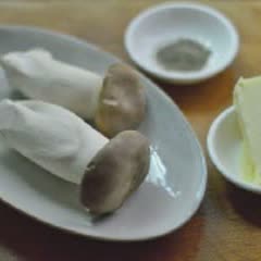 Cách làm nấm đùi gà xào bơ cay thơm