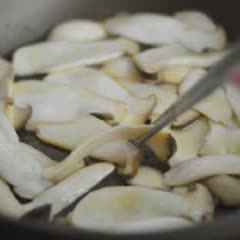Cách làm nấm đùi gà xào bơ cay thơm