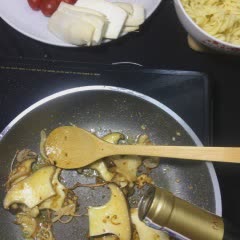 Cách làm pasta nấm đùi gà sốt vang