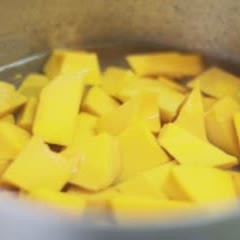 Cách làm chè bí đỏ bột báng nấu sữa tươi