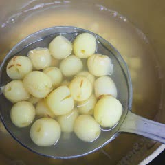 Cách làm chè hạt sen nho khô