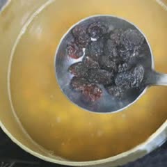 Cách làm chè hạt sen nho khô
