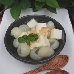 Cách nấu chè khúc bạch ăn kèm vải