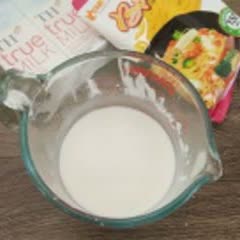 Cách làm Chè Thạch Bột Bắp Sữa Tươi Dâu cho bé ăn vặt