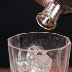 Cách pha Classic Manhattan Cocktail thơm ngon, hấp dẫn 