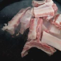 Cách làm sườn heo rim mặn ngọt cay thơm