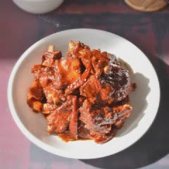 Cách làm sườn heo rim mặn ngọt cay thơm