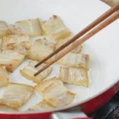 Cách Làm Thịt Ba Chỉ Rim Lá Chanh Hấp Dẫn Đưa Cơm