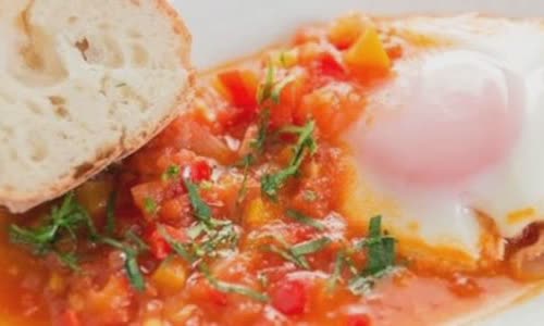 Cách Làm Shakshouka - Trứng Chần Sốt Cà Thơm Ngon