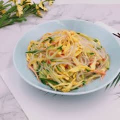 Cách làm Miến Trộn Trứng Chiên Xúc Xích Và Dưa Leo đơn giản