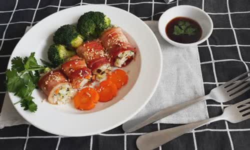 Cách làm Bacon cuộn cơm mè áp chảo