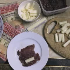 Cách làm Bò Cuộn Phô Mai Sốt Cà thơm ngon chuẩn vị Pháp 
