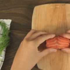 Cách làm Cá Hồi Cuộn Cơm Chiên Rong Biển