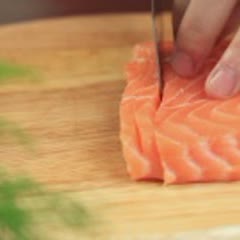 Cách làm Cá Hồi Cuộn Cơm Chiên Rong Biển