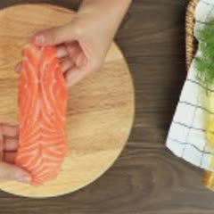 Cách làm Cá Hồi Cuộn Cơm Chiên Rong Biển