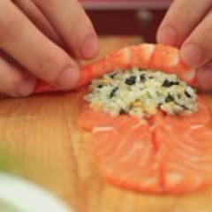 Cách làm Cá Hồi Cuộn Cơm Chiên Rong Biển