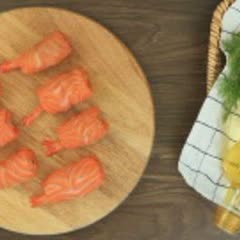 Cách làm Cá Hồi Cuộn Cơm Chiên Rong Biển