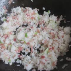 Cách làm cơm chiên thịt xông khói hành boa rô