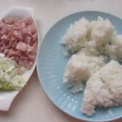 Cách làm cơm chiên thịt xông khói hành boa rô