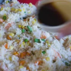 Cách làm Cơm Chiên Tôm Và Rau Củ bổ dưỡng cho buổi sáng 