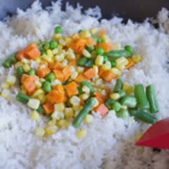 Cách làm Cơm Chiên Tôm Và Rau Củ bổ dưỡng cho buổi sáng 
