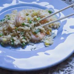 Cách làm Cơm Chiên Tôm Và Rau Củ bổ dưỡng cho buổi sáng 