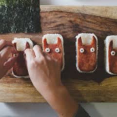 Cách làm Sushi cơm thịt nguội hình Totoro