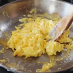 Cách làm Trứng Chiên Bơ Phô Mai béo bùi thơm ngon