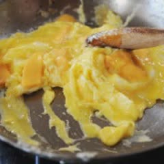 Cách làm Trứng Chiên Bơ Phô Mai béo bùi thơm ngon