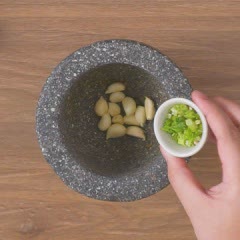 Cách làm Trứng Chiên Bọc Thịt xào rau củ sắc màu lạ mắt
