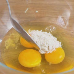 Cách làm Trứng Chiên Bọc Thịt xào rau củ sắc màu lạ mắt