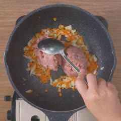 Cách làm Trứng Chiên Bọc Thịt xào rau củ sắc màu lạ mắt