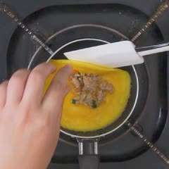 Cách làm Trứng Chiên Bọc Thịt xào rau củ sắc màu lạ mắt