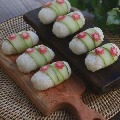 Cách làm cơm cuộn dưa leo