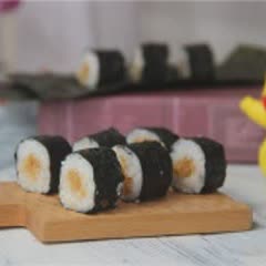 Cách làm cơm cuộn rong biển chà bông