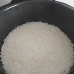 Cách làm cơm cuộn rong biển chà bông